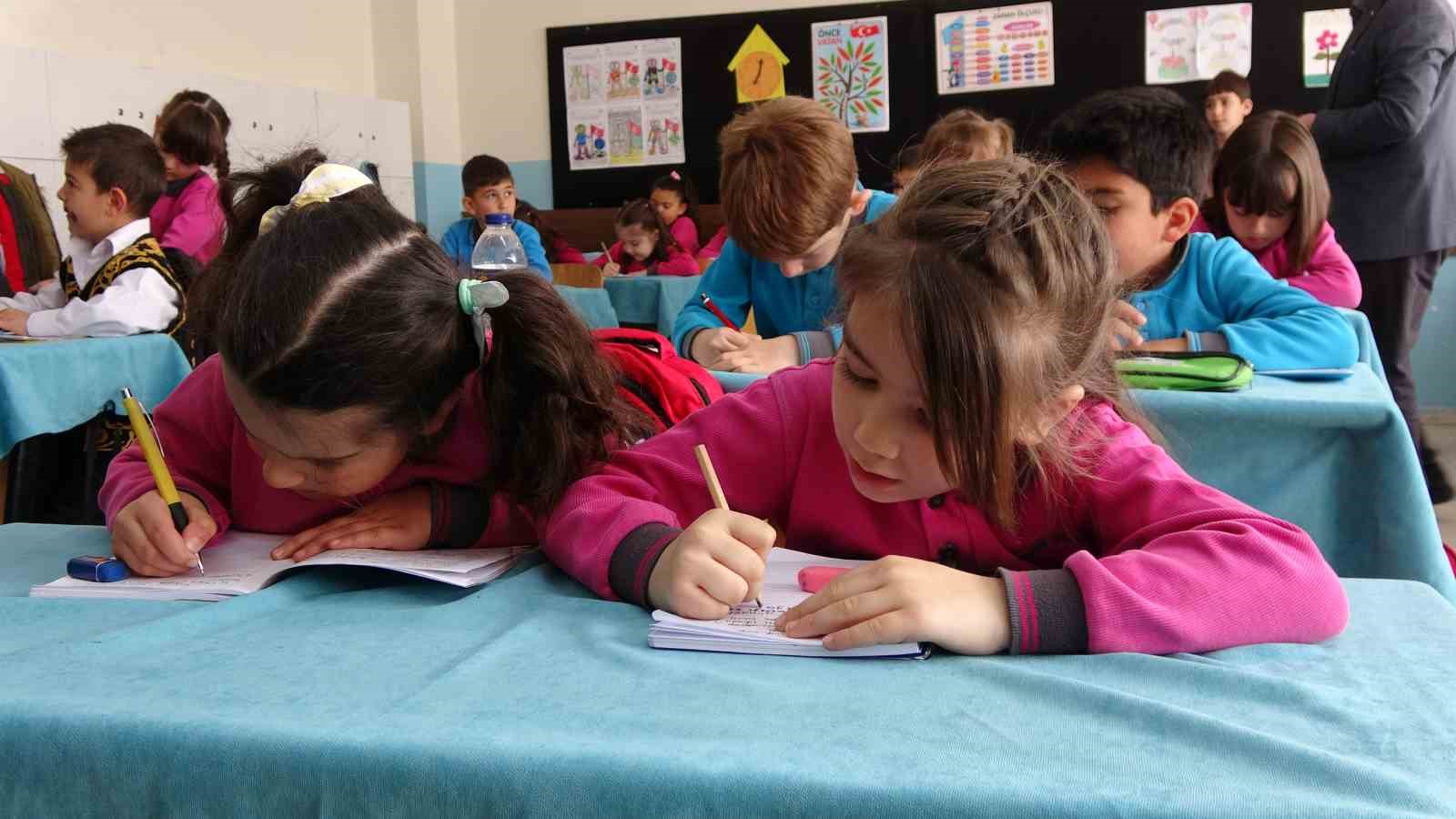 Okuma yazmayı öğrenen öğrencilerin ilk mektubu Bakan Tekin’e oldu