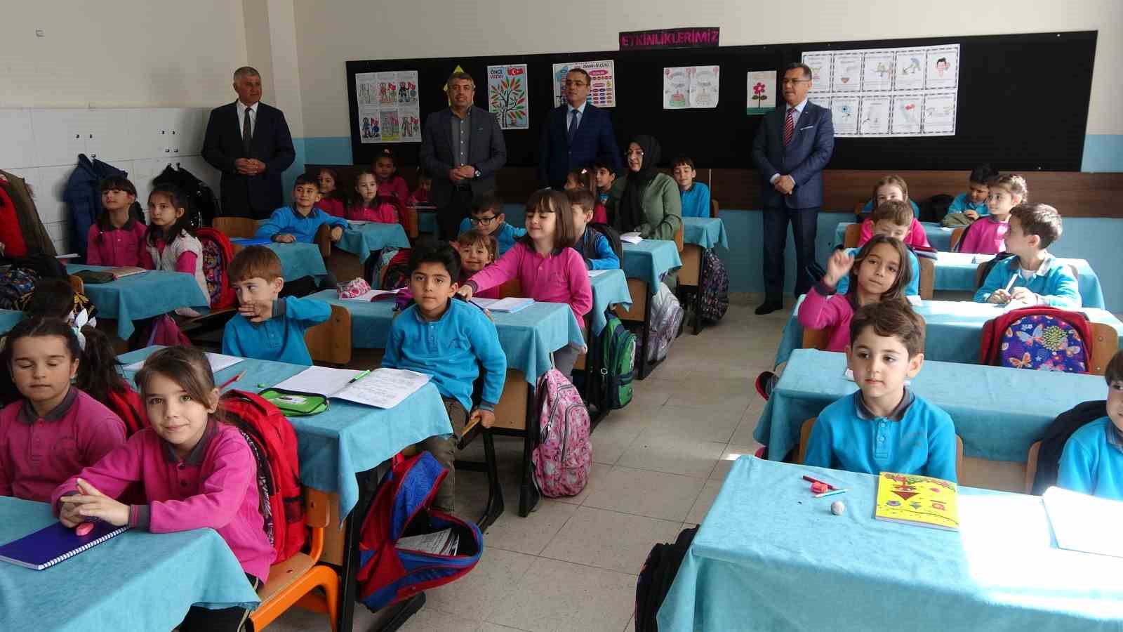 Okuma yazmayı &ouml;ğrenen &ouml;ğrencilerin ilk mektubu Bakan Tekin&rsquo;e oldu
