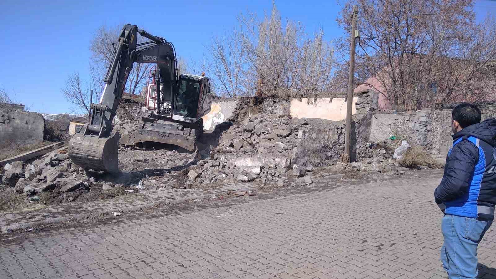 Kars&rsquo;ta metruk yapıların yıkımı s&uuml;r&uuml;yor
