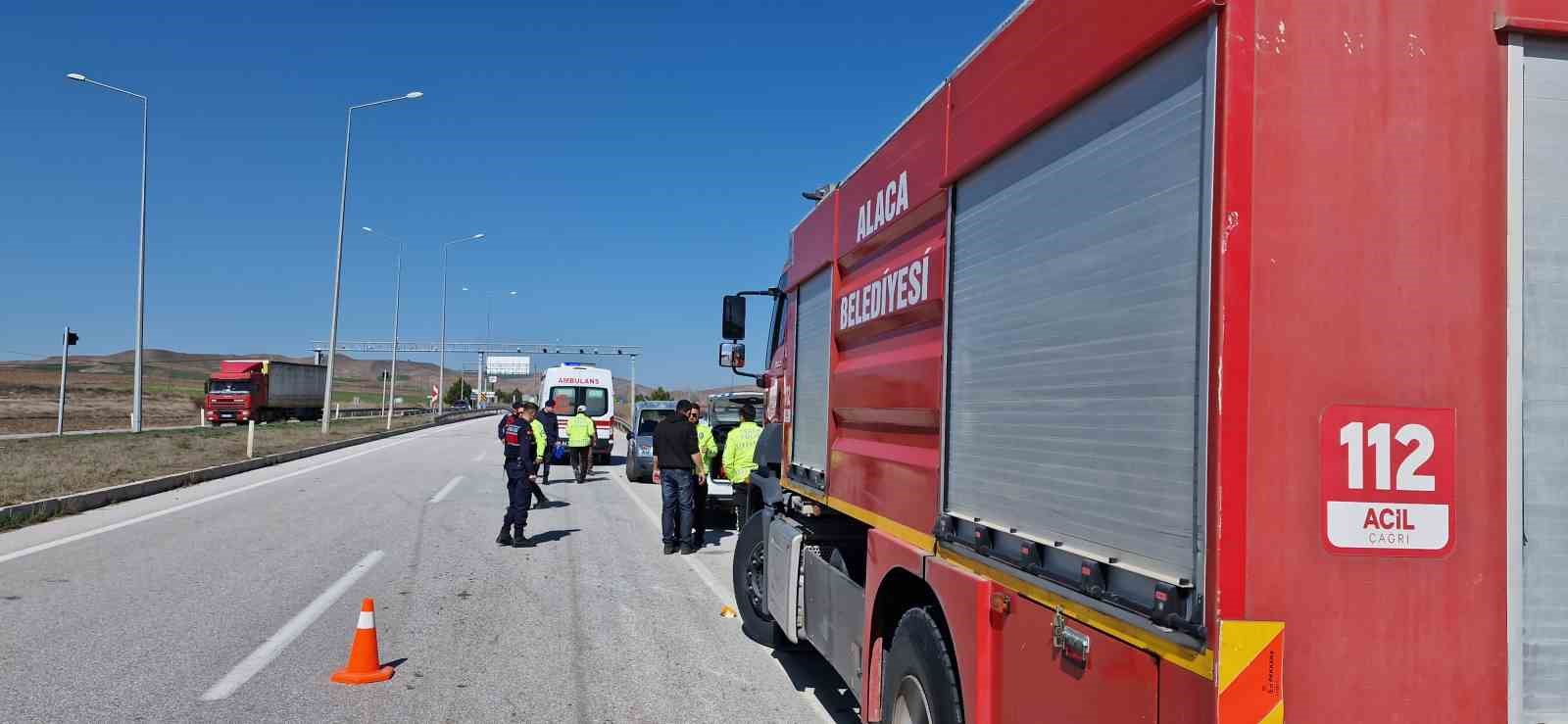 Otomobil ve ticari ara&ccedil; &ccedil;arpıştı: 2 yaralı
