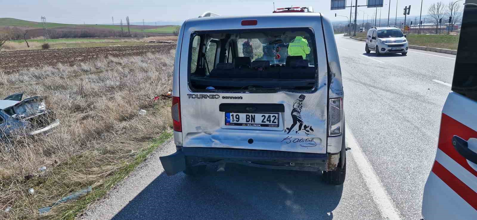 Ticari ara&ccedil;la &ccedil;arpışan otomobil tarlaya u&ccedil;tu: 1 ağır 2 yaralı
