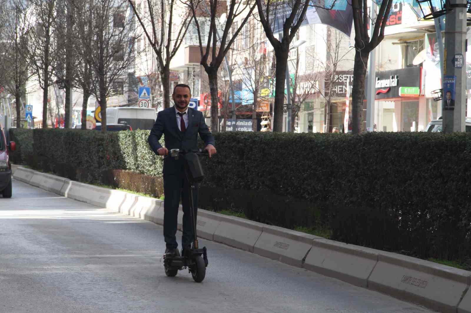 Çankırı’da sıra dışı seçim çalışması: Scooter’ıyla sokak sokak gezerek oy istiyor