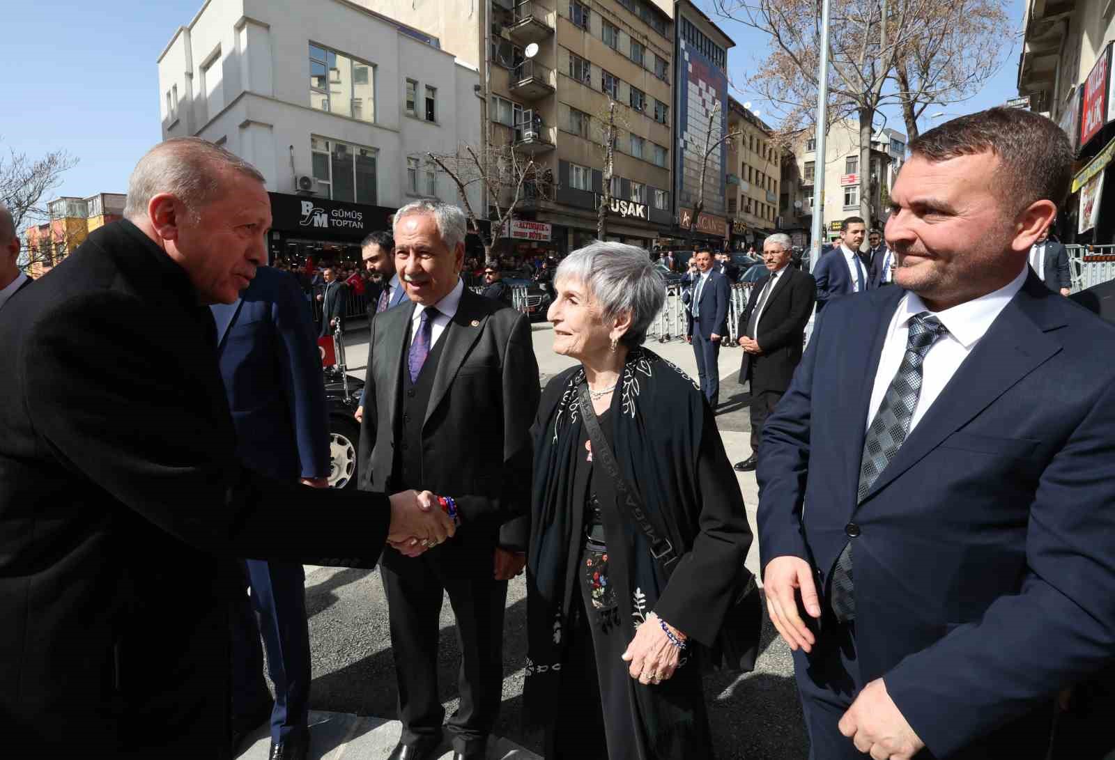 Cumhurbaşkanı Erdoğan: “Gençlerimizi internet mecralarındaki birtakım platformların sanal dünyalarına hapsederek sahip oldukları büyük medeniyet birikiminden mahrum bırakmak isteyenlere aradıkları fırsatı vermeyeceğiz”(1)