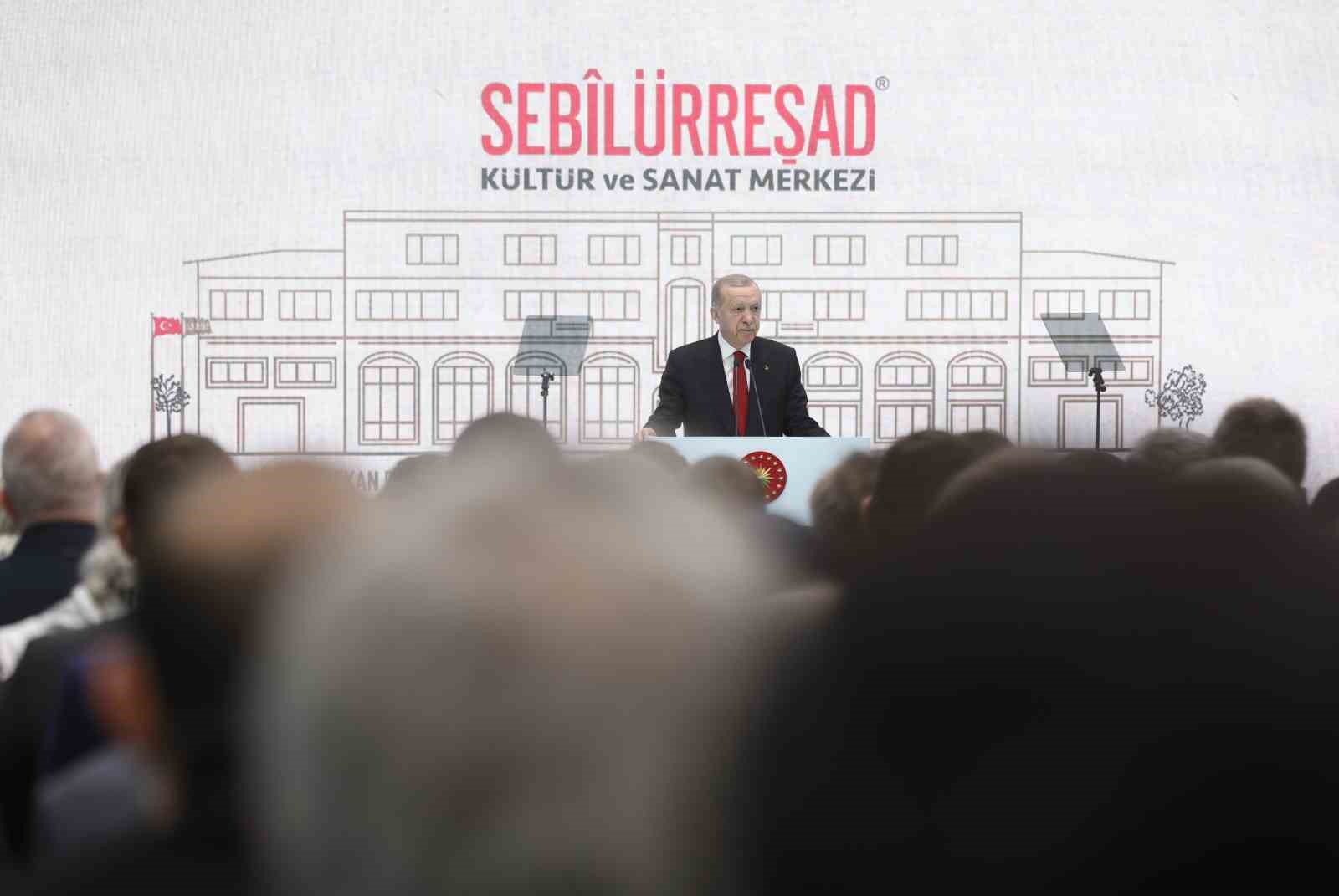 Cumhurbaşkanı Erdoğan: “Gençlerimizi internet mecralarındaki birtakım platformların sanal dünyalarına hapsederek sahip oldukları büyük medeniyet birikiminden mahrum bırakmak isteyenlere aradıkları fırsatı vermeyeceğiz”(1)
