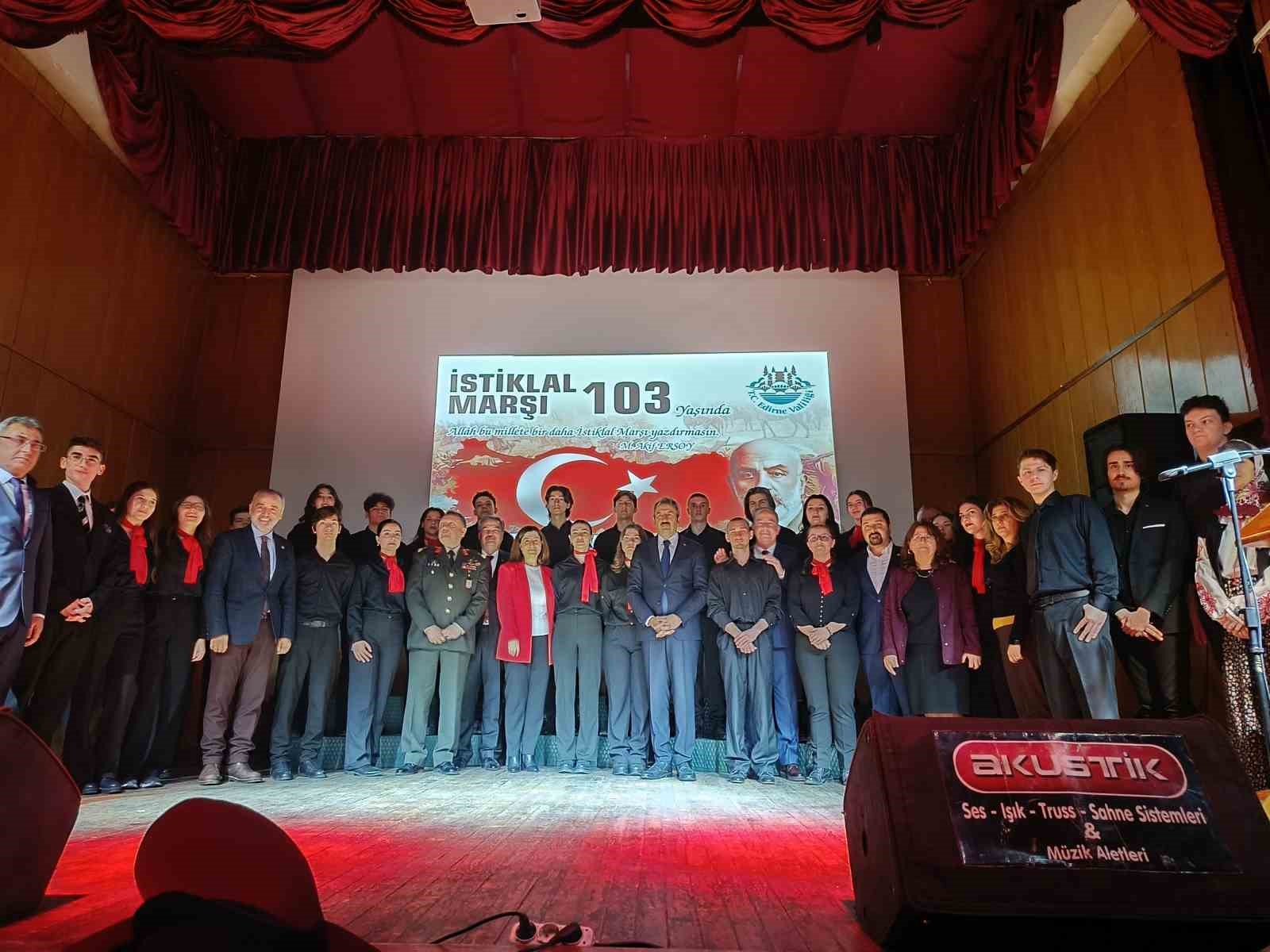 İstiklal Marşı’nı ezbere okuyan öğrenci büyük beğeni topladı