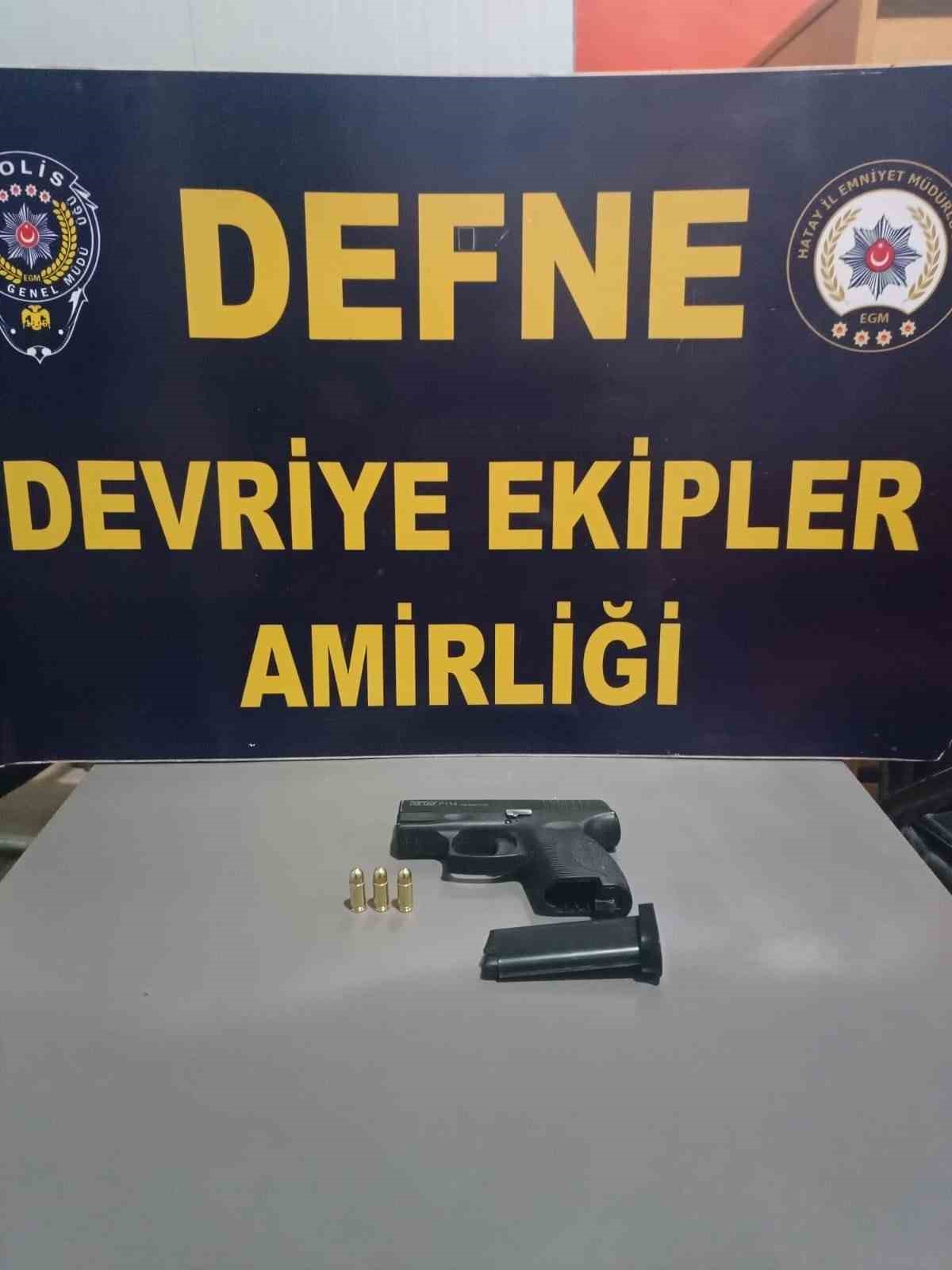 Defne’de ruhsatsız tabanca ve fişek ele geçirildi