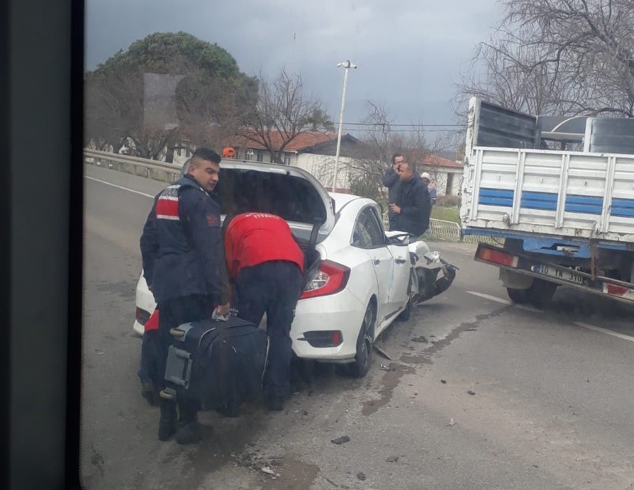 Ayvalık&rsquo;ta &rsquo;U&rsquo; d&ouml;n&uuml;ş&uuml; yapılan kamyonetle otomobil &ccedil;arpıştı
