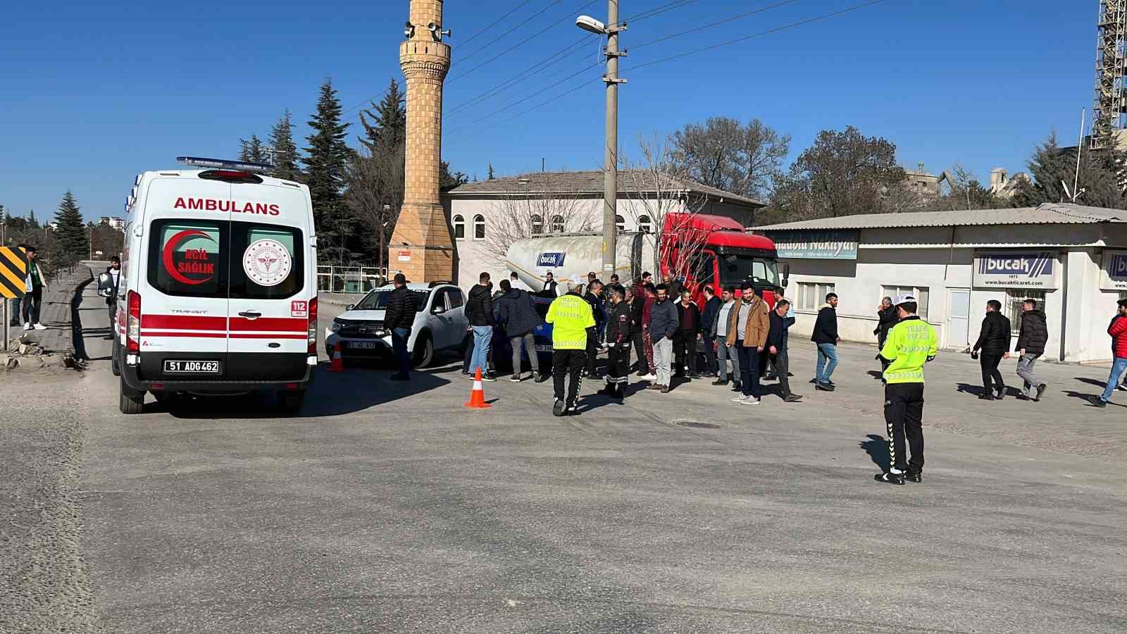 Otomobiller kavşakta &ccedil;arpıştı: 3 yaralı
