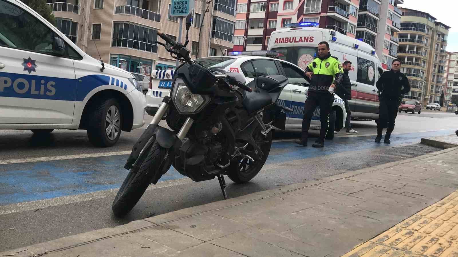 Edirne&rsquo;de otomobile &ccedil;arpan motosikletli yaralandı
