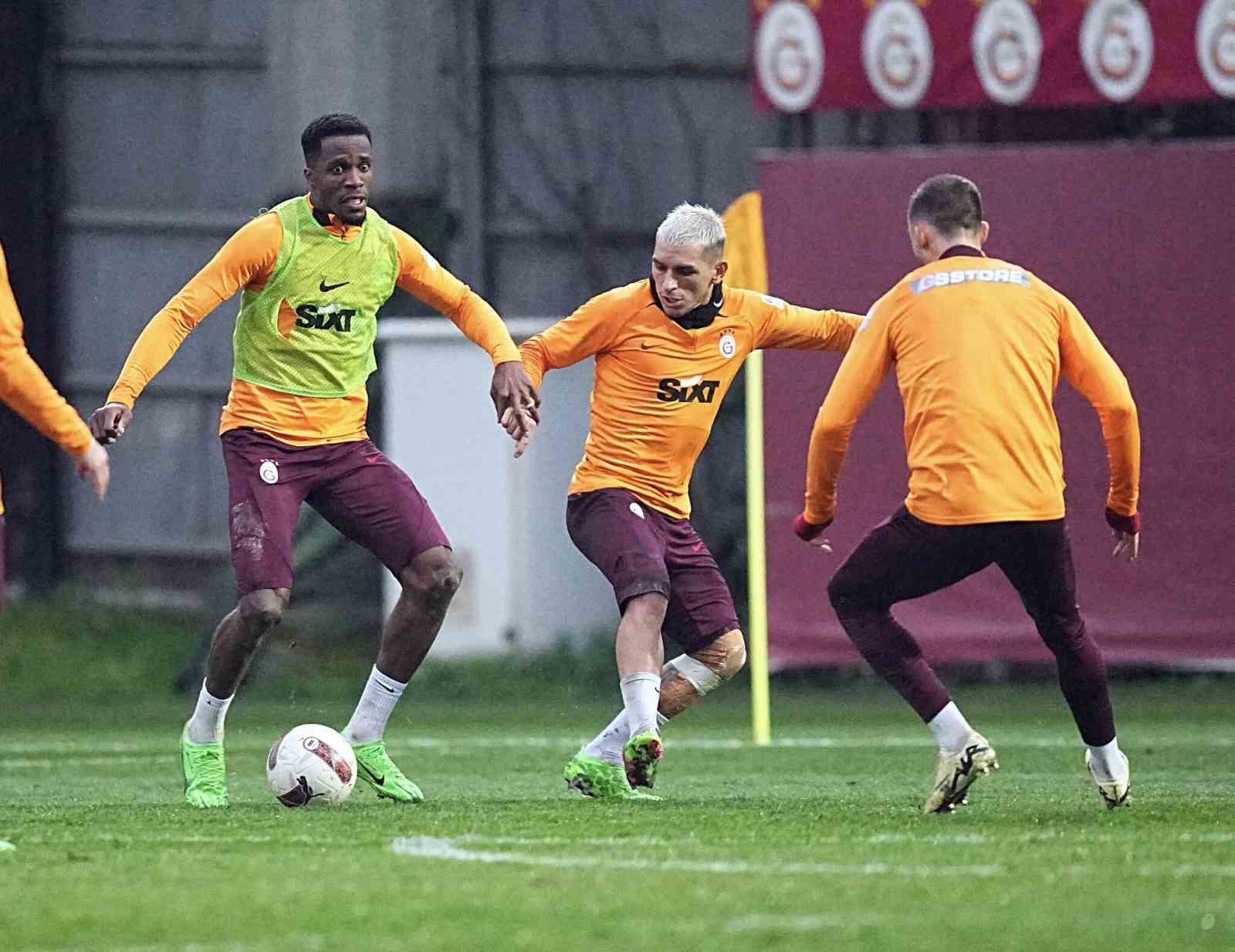 Galatasaray, Kasımpaşa ma&ccedil;ı hazırlıklarını s&uuml;rd&uuml;rd&uuml; 