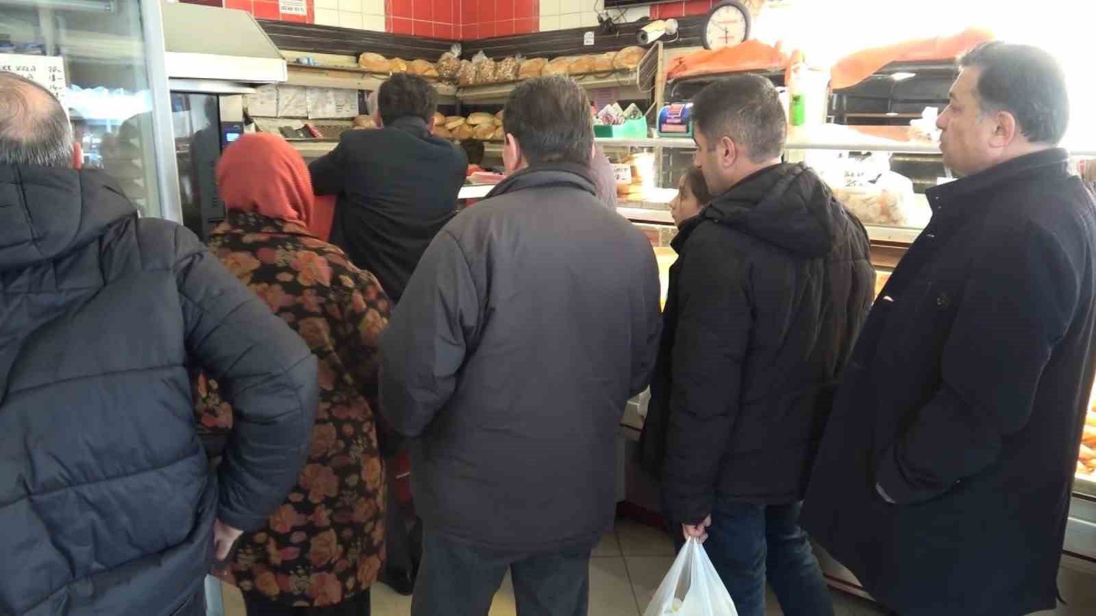 K&uuml;tahya&rsquo;da Ramazan pidesi kuyruğu geleneği
