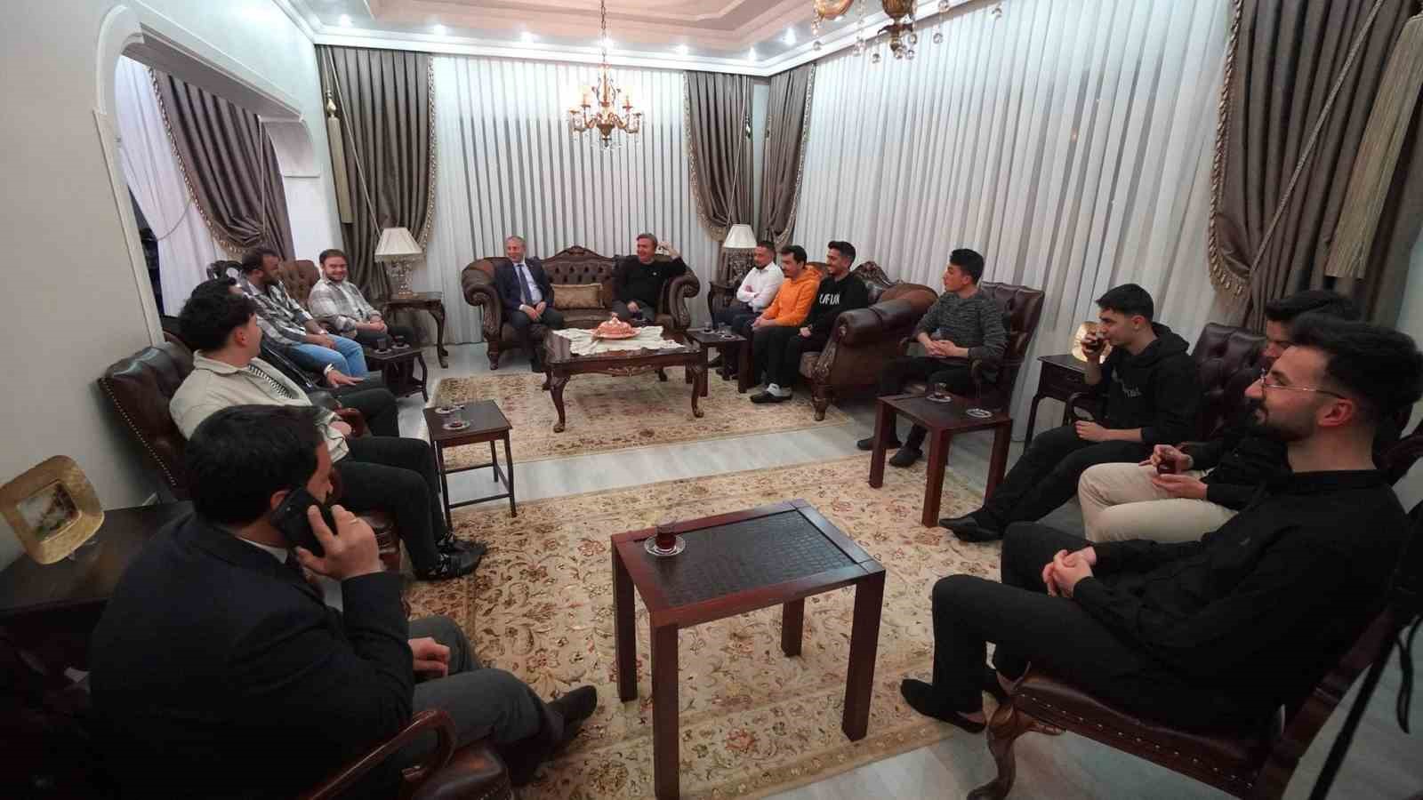 Vali Aydoğdu, iftarda &ouml;ğrencileri evinde misafir etti
