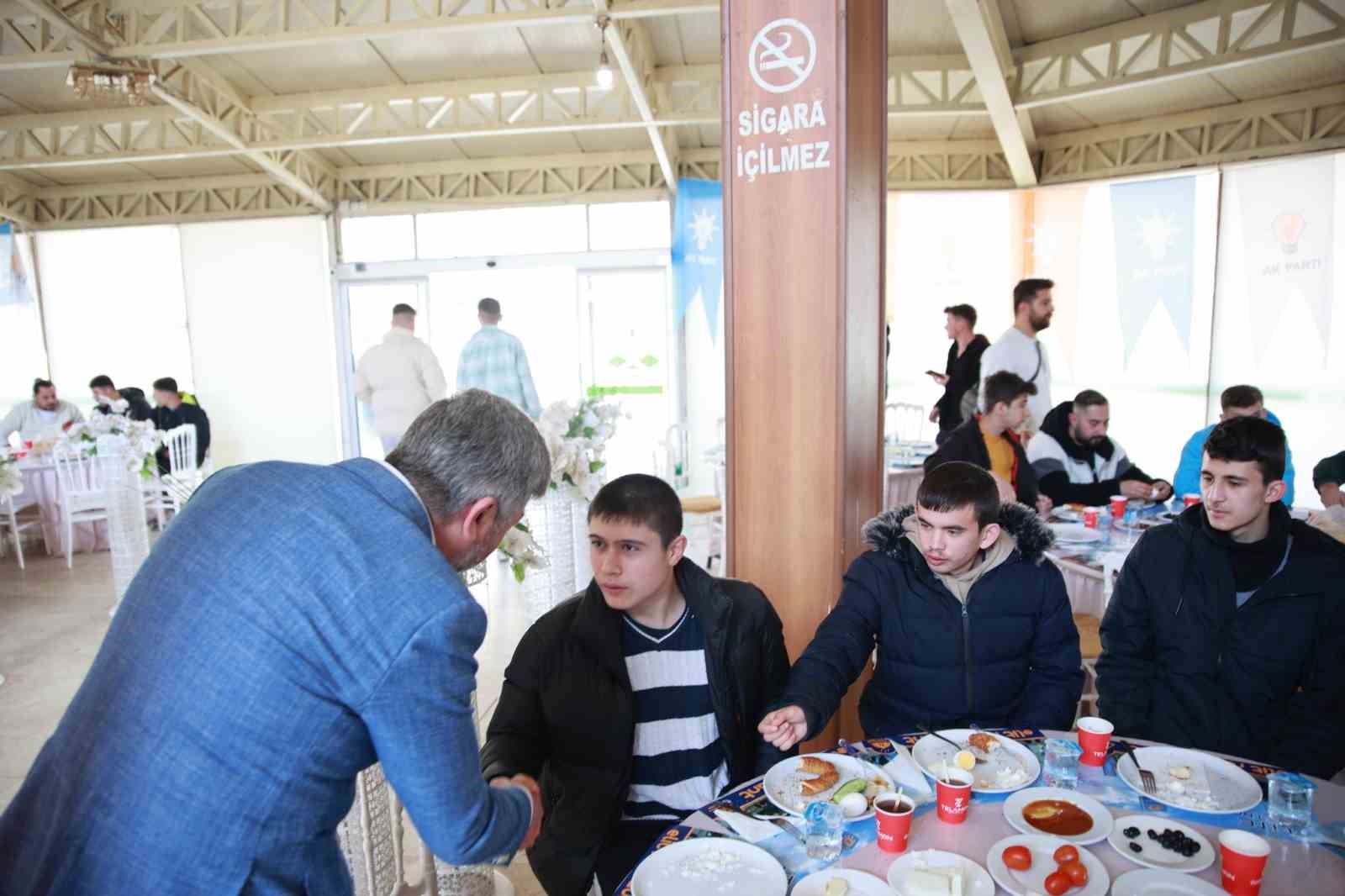 Başkan Ak&ccedil;adurak, gen&ccedil;lerle bir araya geldi

