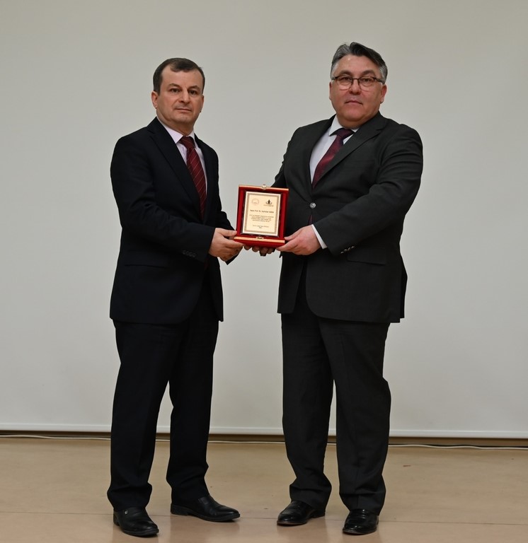 Rekt&ouml;r &Ouml;z&ouml;l&ccedil;er, İlahiyat Fak&uuml;ltesi&rsquo;nin akademik genel kurul toplantısına katıldı
