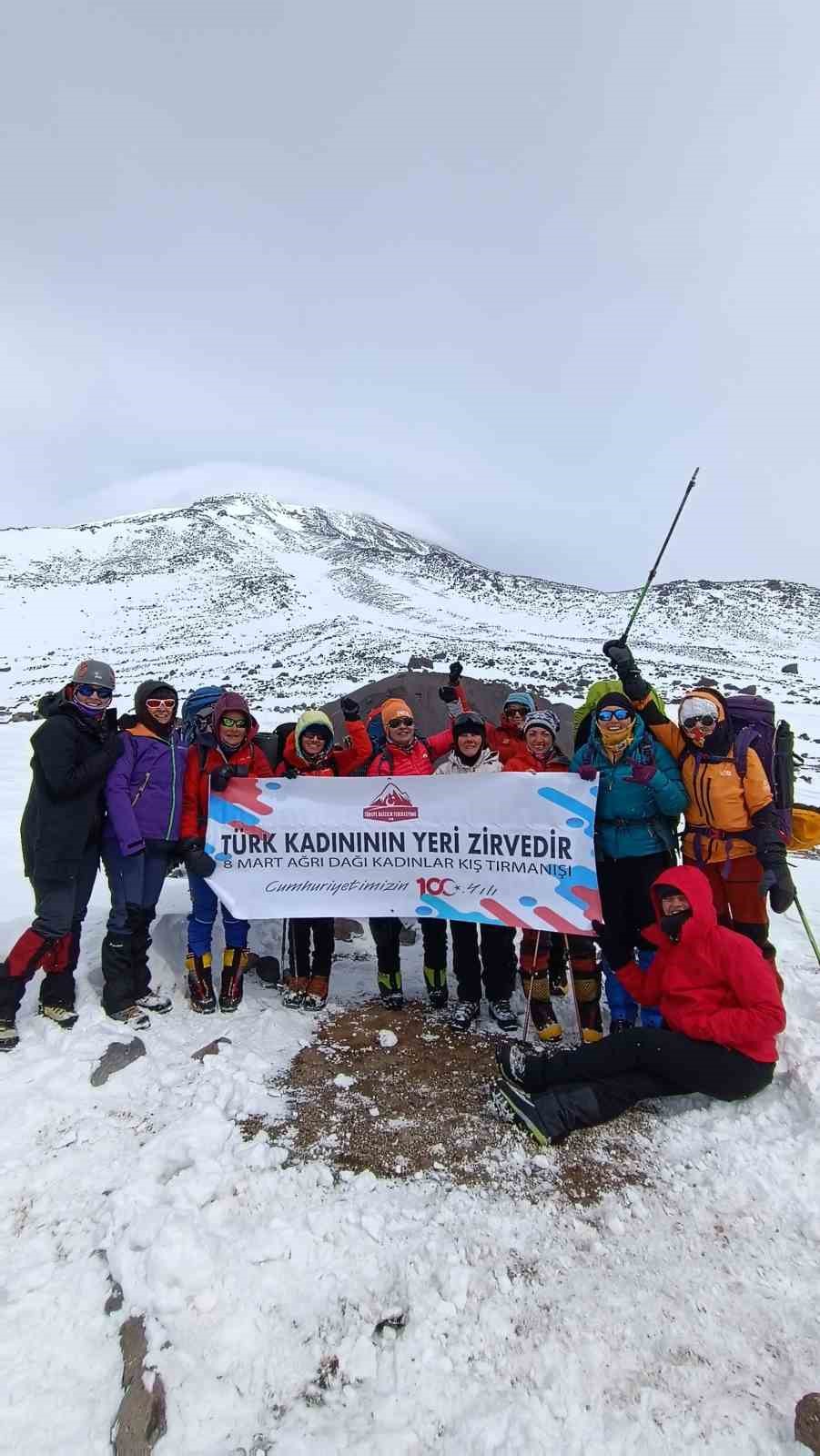 Kadın dağcılar Ağrı Dağı zirvesinde
