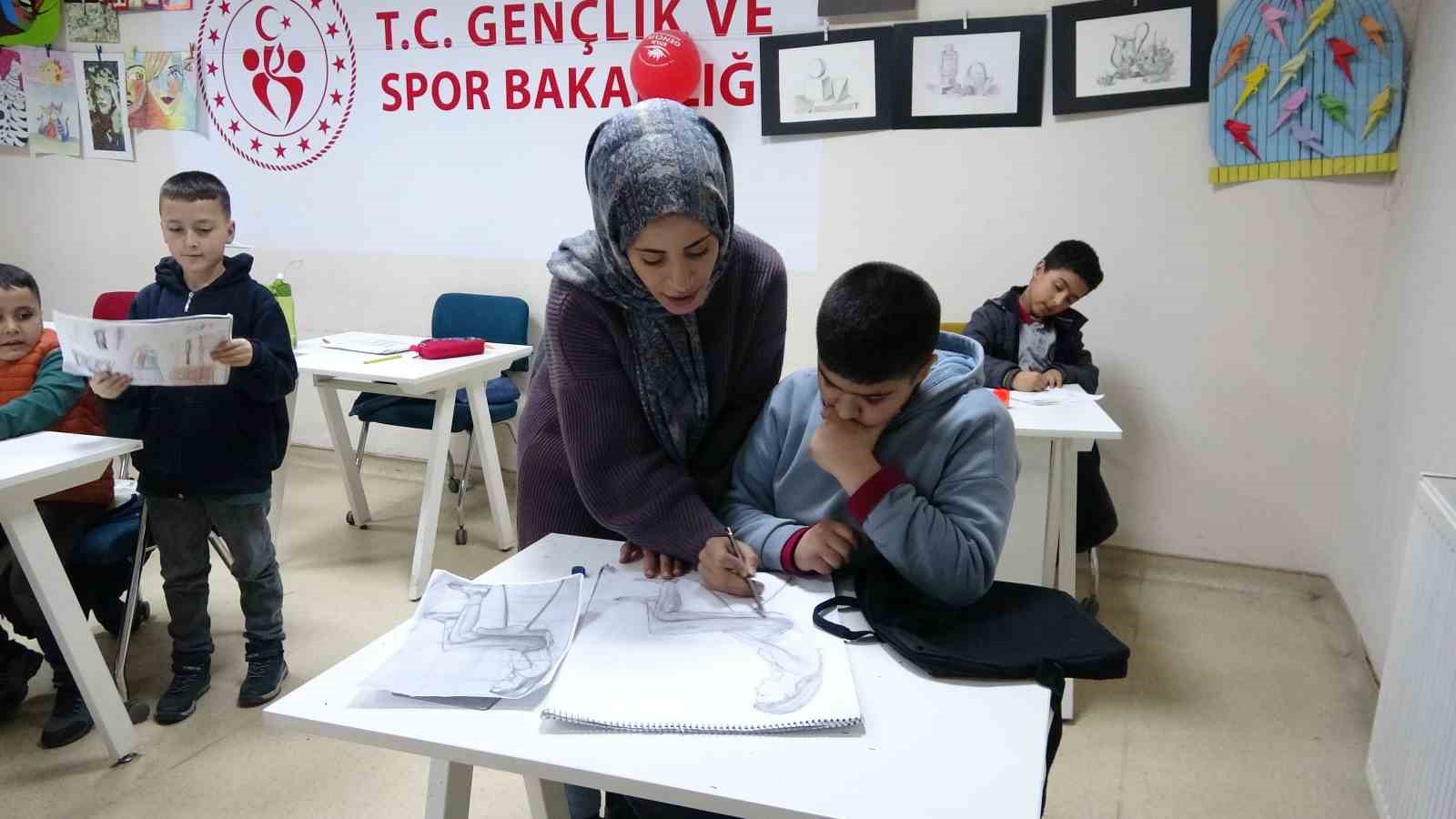 Bitlisli minik ressamlar gelecek vaat ediyor

