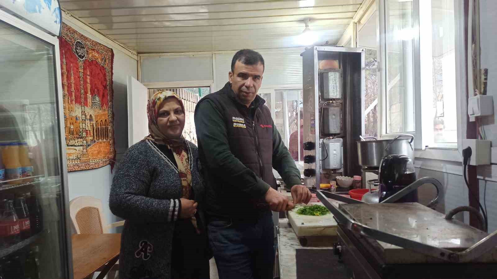 İş yerleri yıkılan depremzede &ccedil;ift, el ele verip tekrar iş yeri a&ccedil;tı
