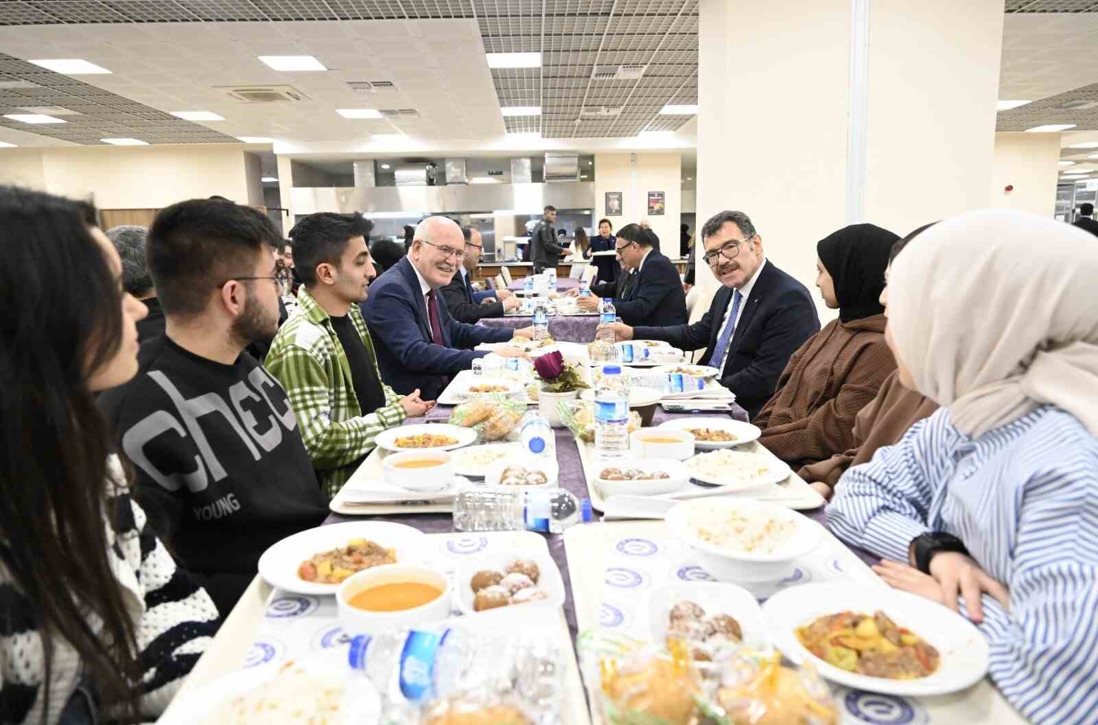 Prof. Dr. Hasan Mandal, Uşak Üniversitesi öğrencileriyle bir araya geldi