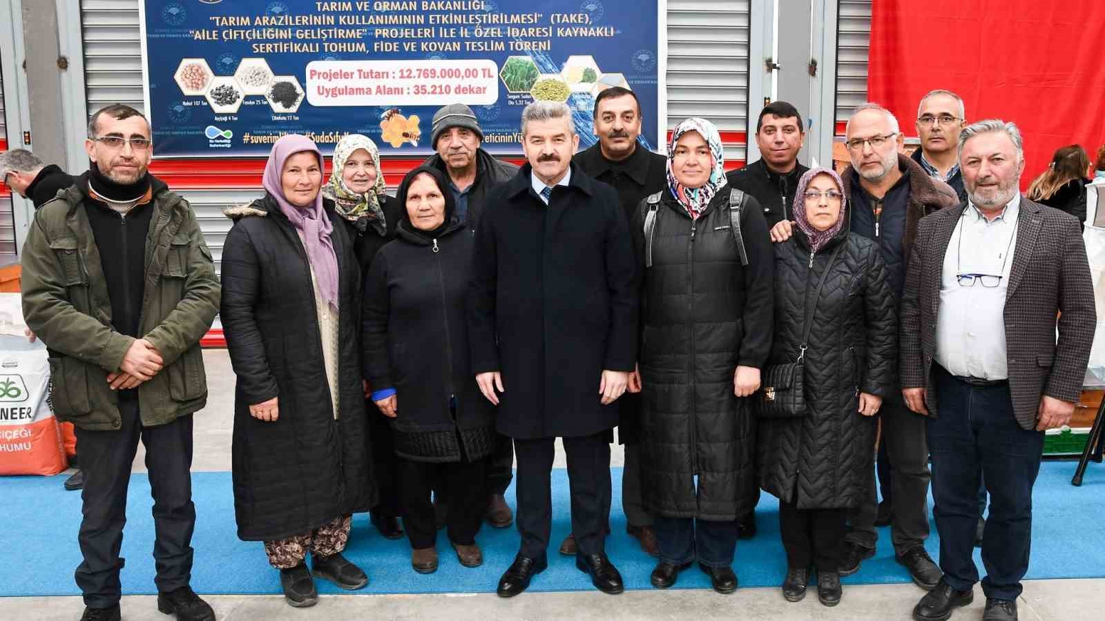 Uşaklı üreticiye tohum, fide, arı ve arıcılık malzemeleri dağıtıldı
