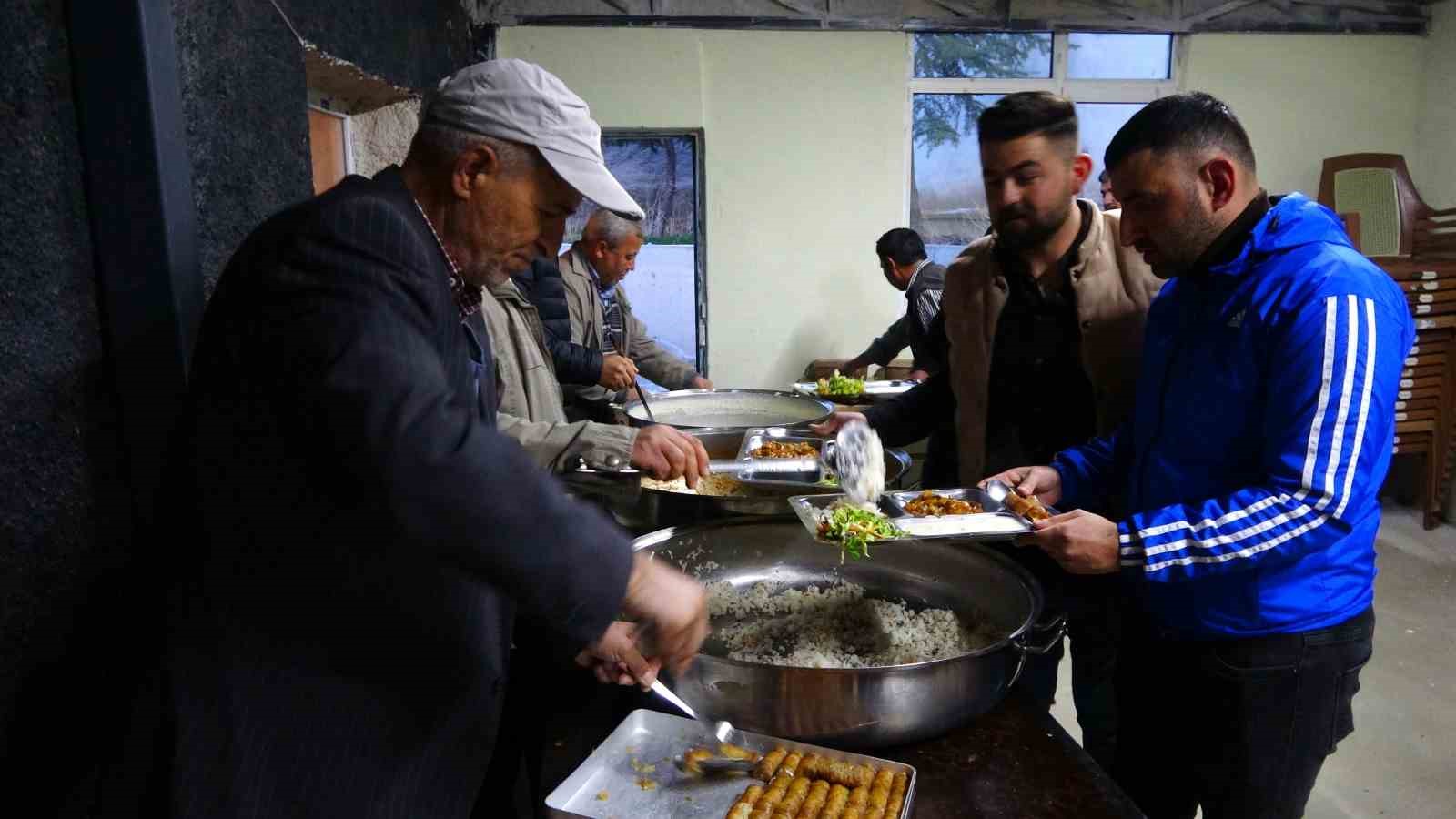 Yozgat&rsquo;ın Topa&ccedil; k&ouml;y&uuml;nde 4 yıldır tek iftar sofrası kuruluyor
