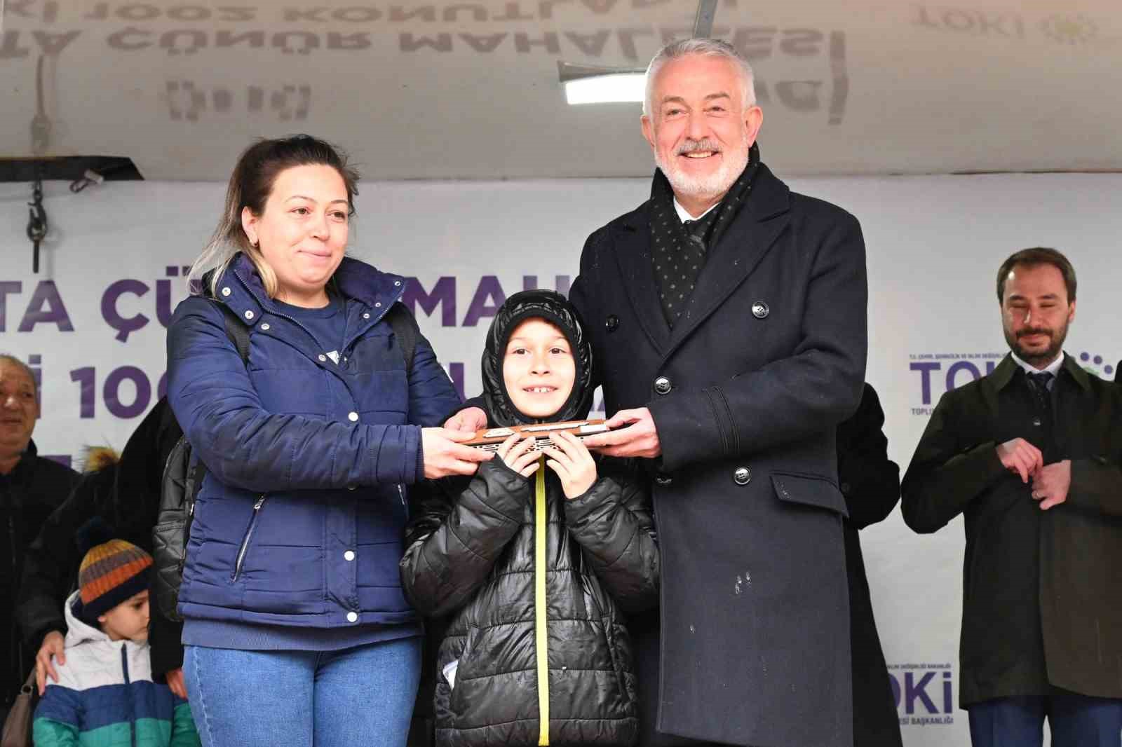 Isparta’da 1002 TOKİ konutunun anahtar teslimi başladı