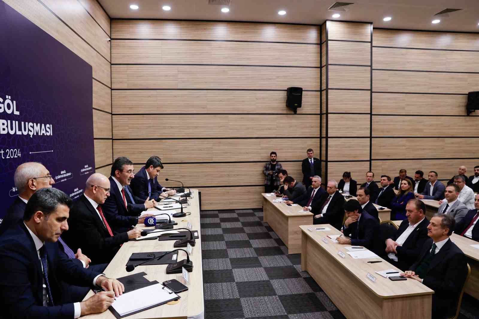 Cumhurbaşkanı Yardımcısı Yılmaz ve Bakan Şimşek, iş insanlarıyla bir araya geldi
