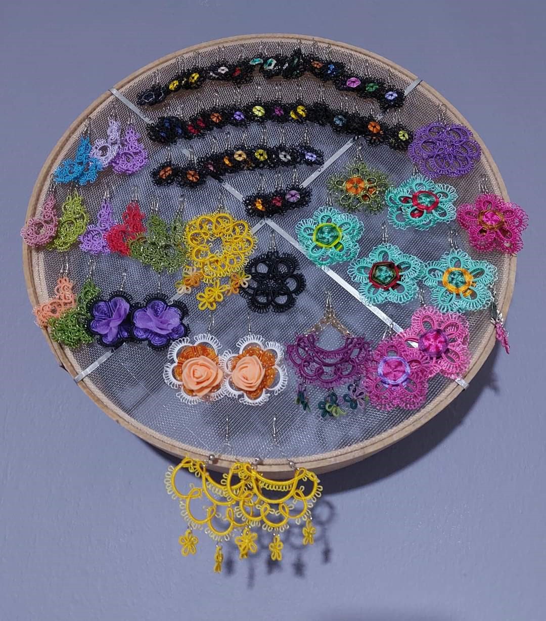 Unutulmaya y&uuml;z tutmuş &rsquo;mekik oyası&rsquo; takılarda g&uuml;n y&uuml;z&uuml;ne &ccedil;ıkarılıyor
