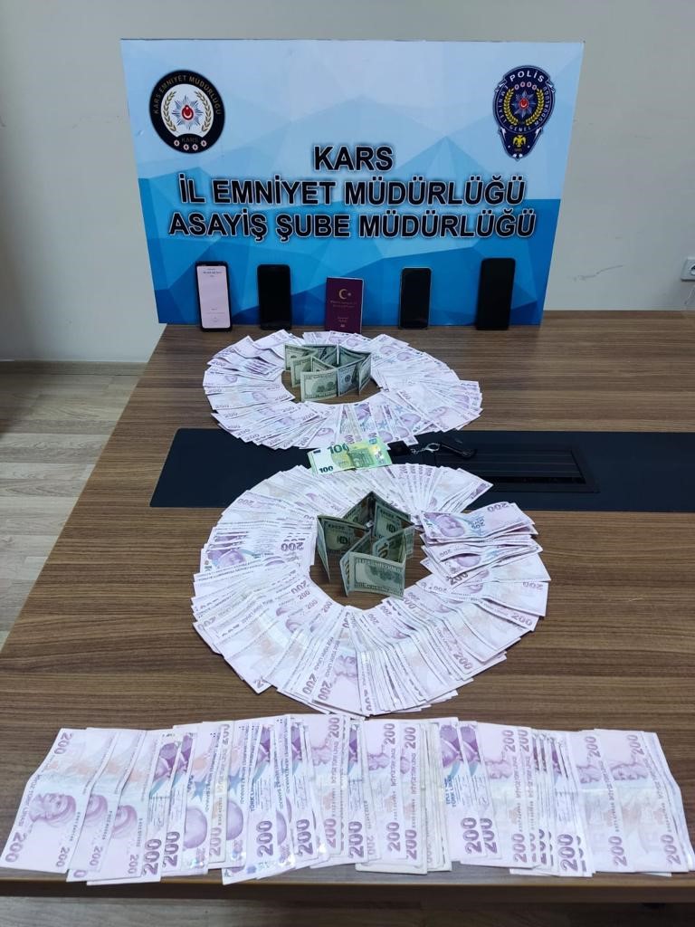 Kars&rsquo;ta 3 kafadar dolandırıcı su&ccedil;&uuml;st&uuml; yakalandı
