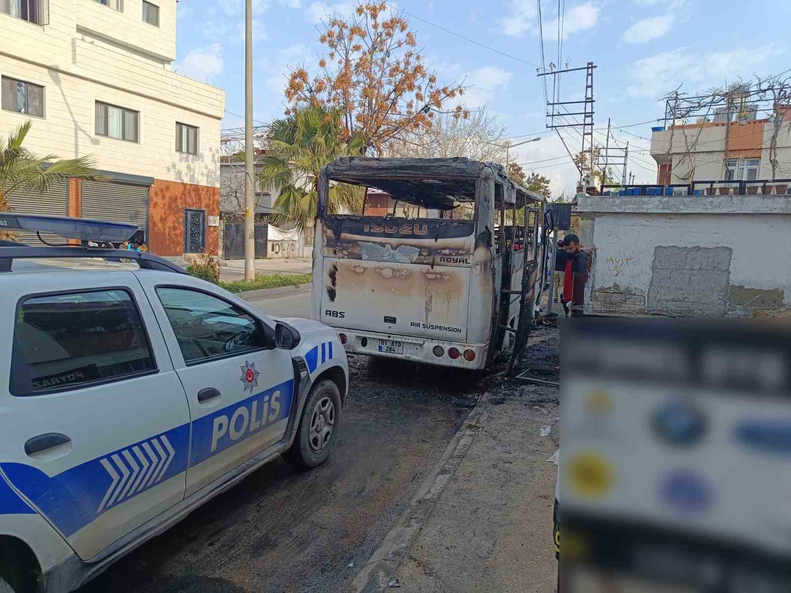 Adana’da midibüsün kundaklama anı kameralara yansıdı