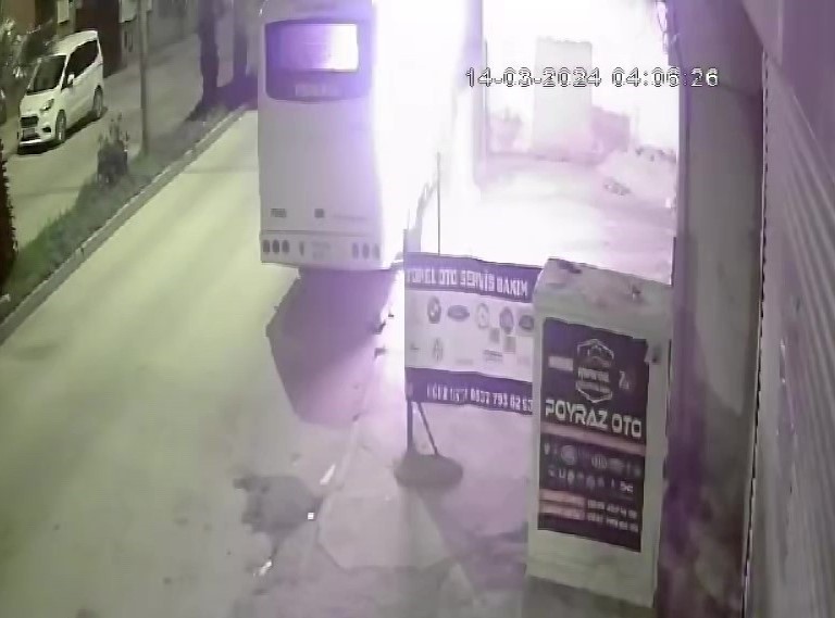 Adana&rsquo;da midib&uuml;s&uuml;n kundaklama anı kameralara yansıdı
