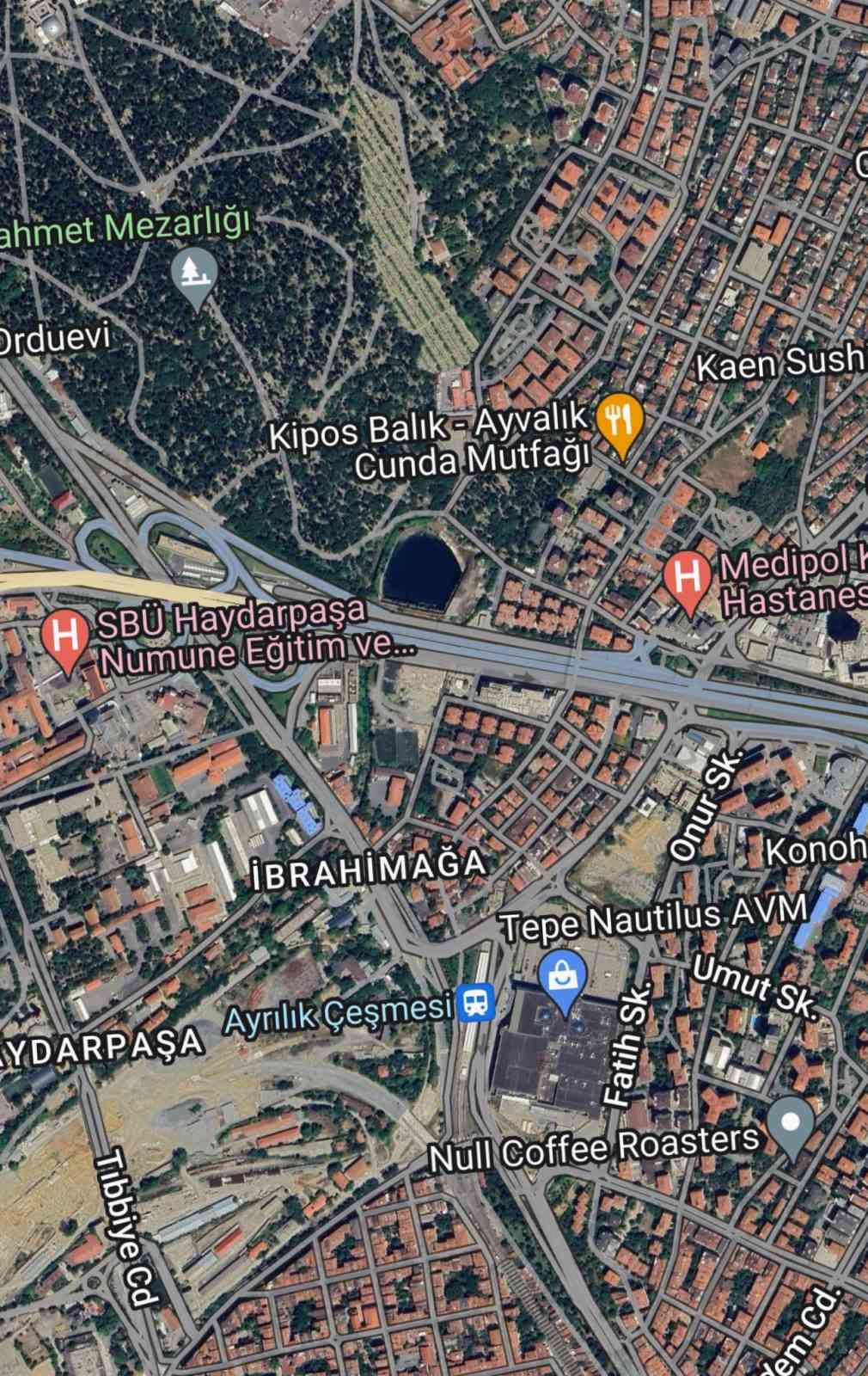 Kadıköy’de su dolan inşaat sahasını "Google Maps" göl olarak gösteriyor
