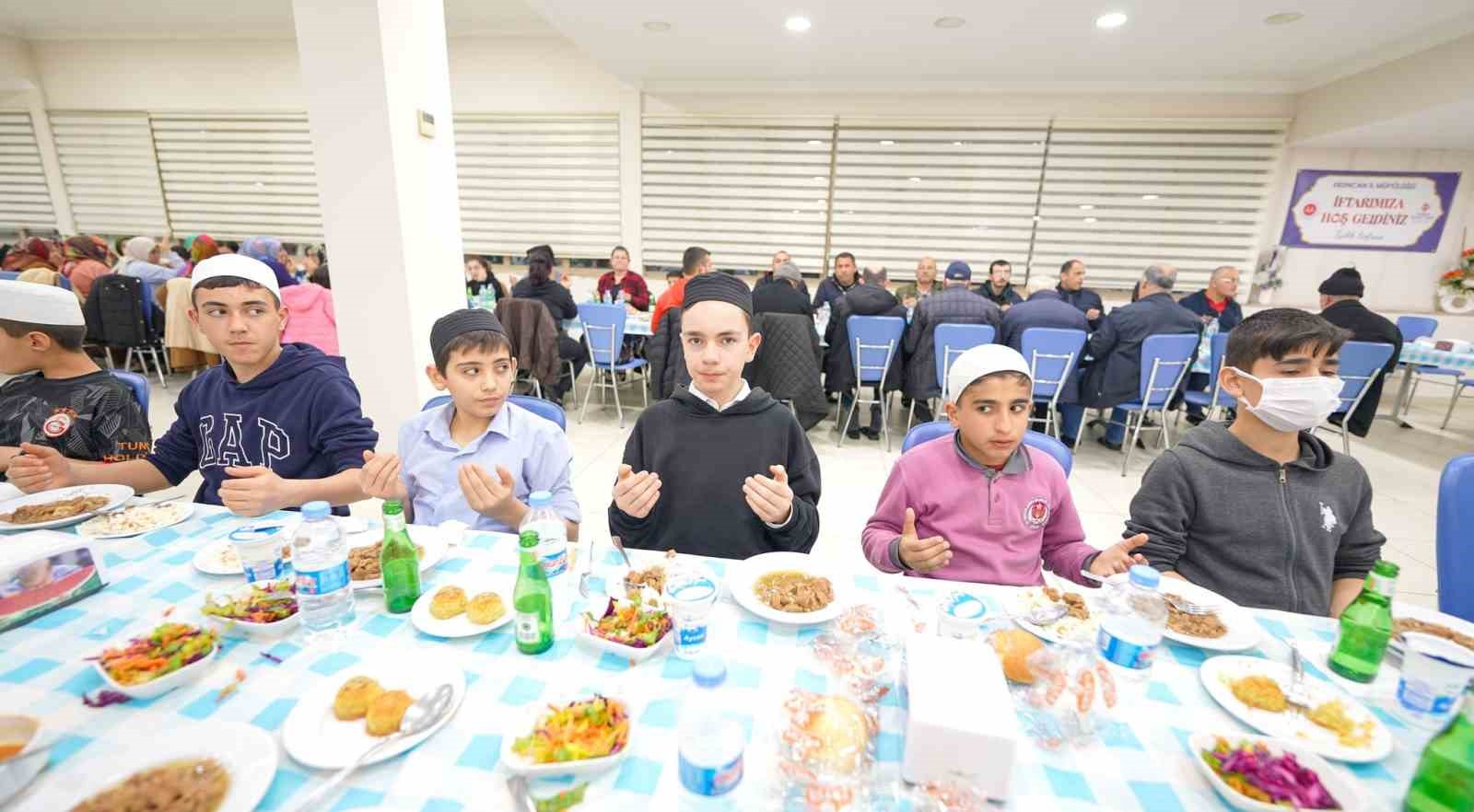 &ldquo;İyilik Buluşmaları&rdquo; kapsamında iftar sofrasında engelli ve hafız &ouml;ğrencilerle buluşuldu
