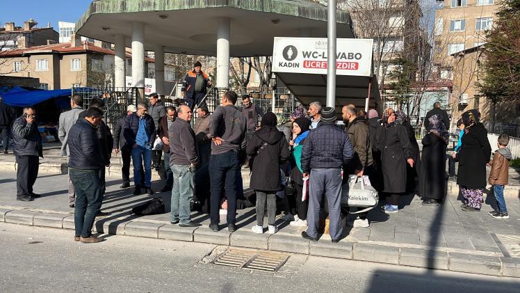 Yolda y&uuml;r&uuml;rken kalp krizi ge&ccedil;iren yaşlı adam hayatını kaybetti
