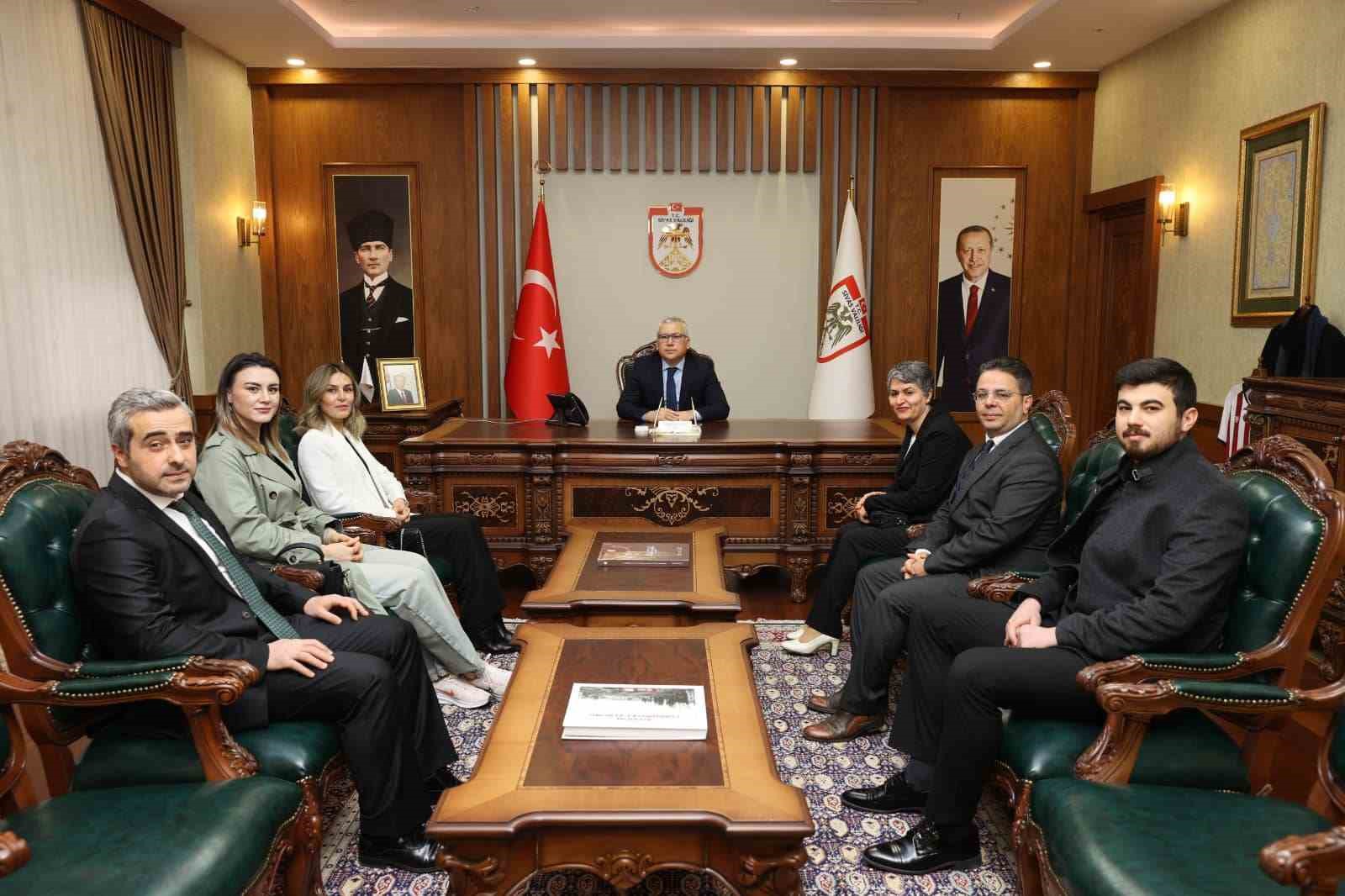 Sivas Valisi doktor eşinin 14 Mart Tıp Bayramını makamında çiçekle kutladı