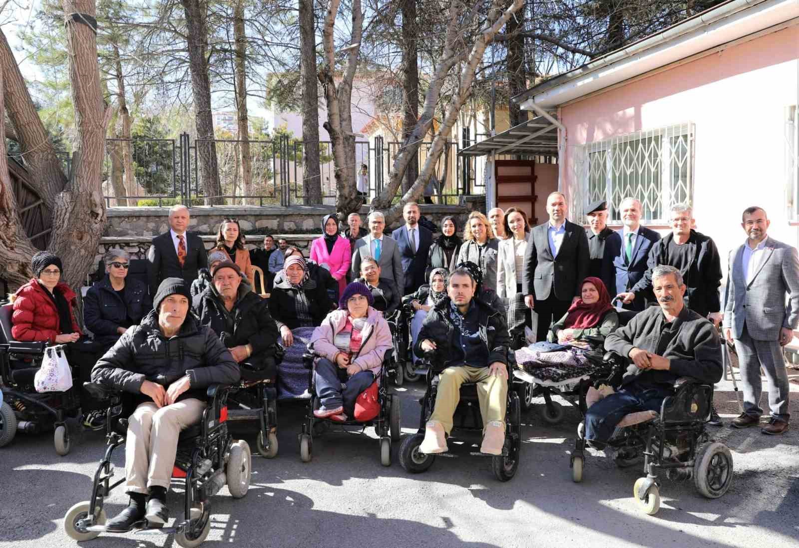 Niğde&rsquo;de hayırseverler tarafından 20 engelliye ak&uuml;l&uuml; araba hediye edildi
