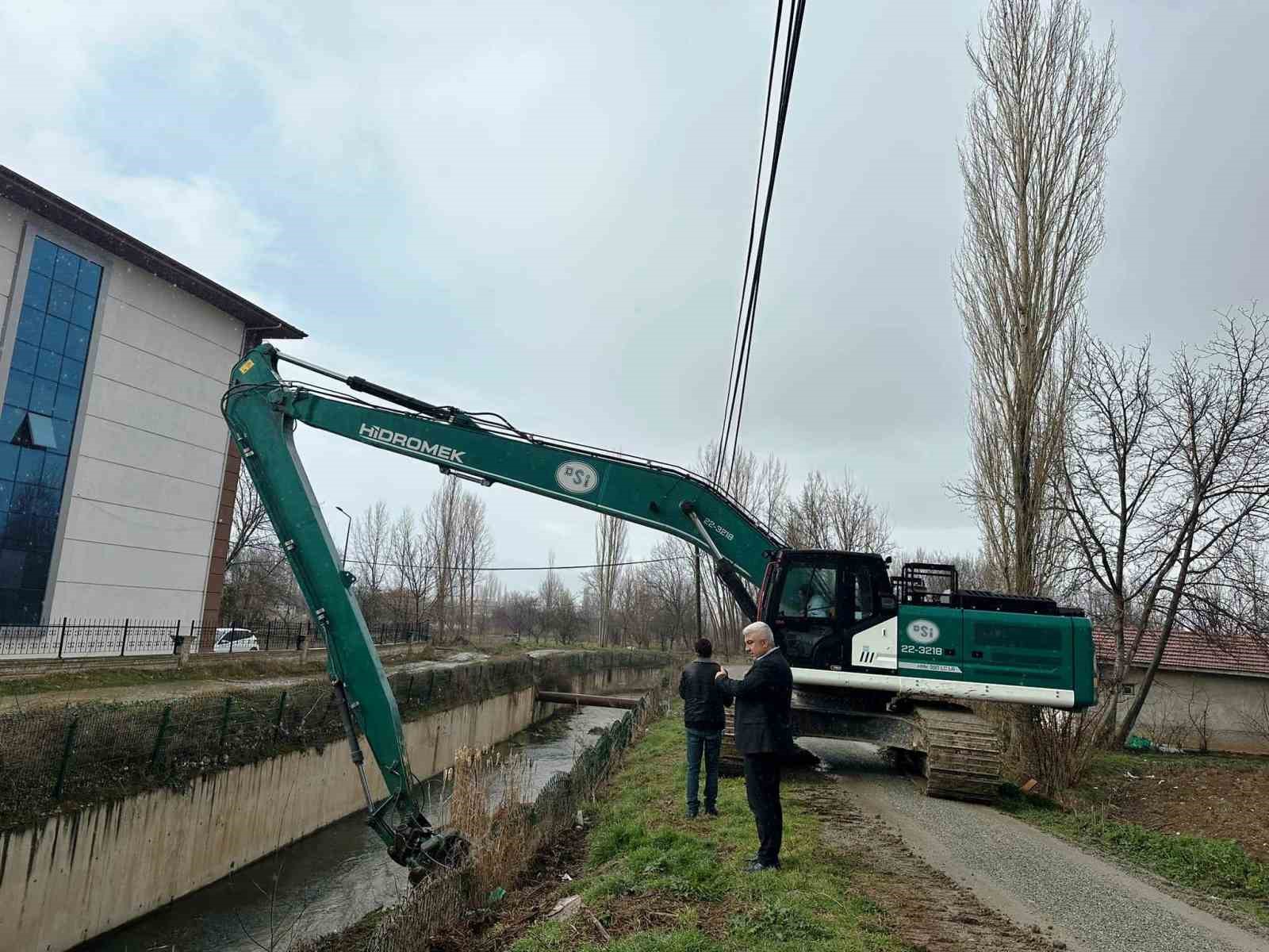 Hisarcık Kocaçay ve Küçükçay’da zemin temizleme çalışması