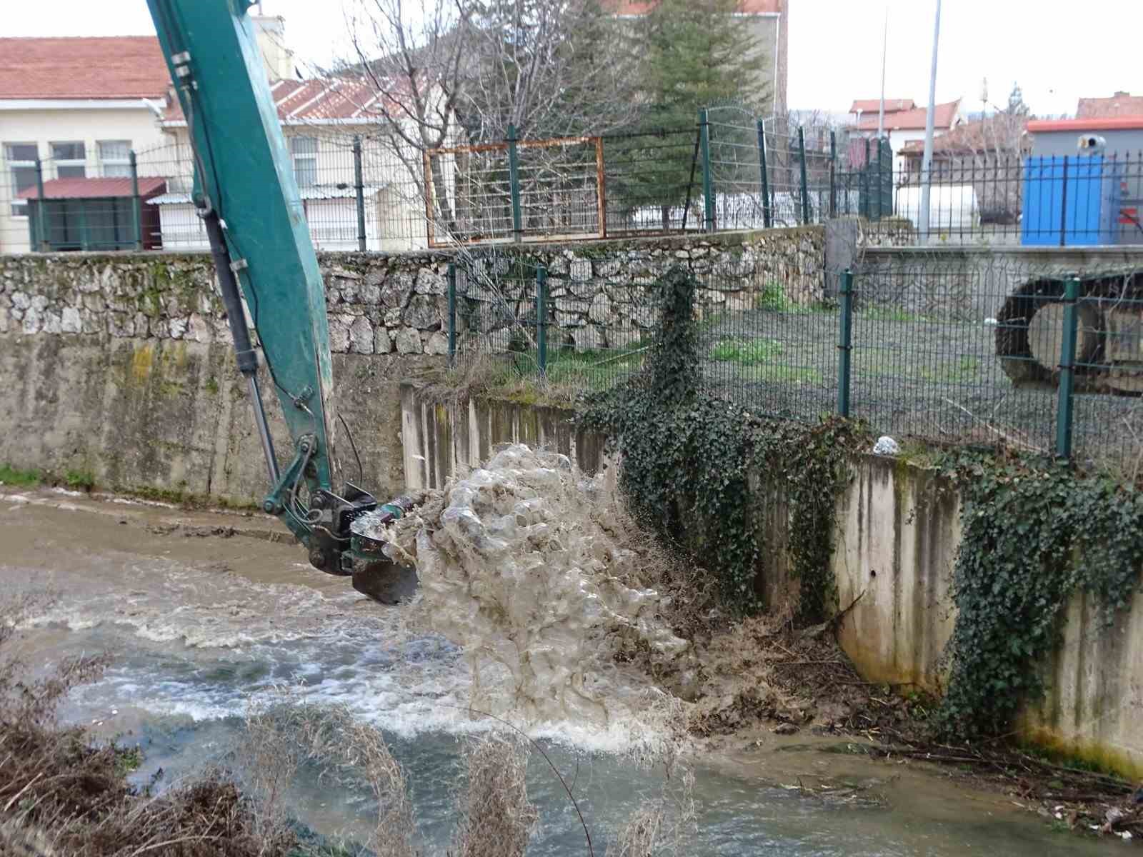 Hisarcık Koca&ccedil;ay ve K&uuml;&ccedil;&uuml;k&ccedil;ay&rsquo;da zemin temizleme &ccedil;alışması
