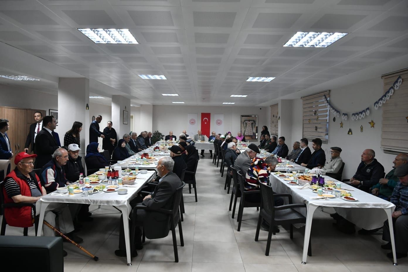 Vali Ustaoğlu, huzurevi sakinleriyle iftarda bir araya geldi