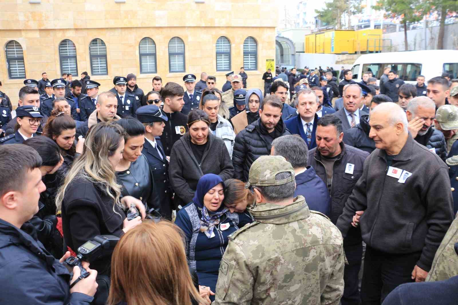 Şırnak şehidi silah arkadaşlarının omuzlarında uğurlandı
