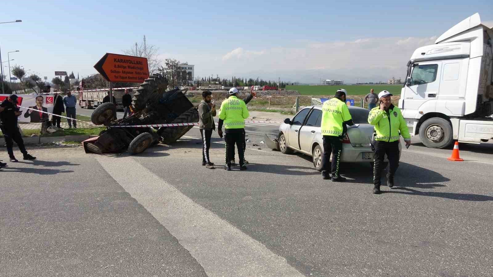 Otomobille &ccedil;arpışan trakt&ouml;r devrildi: 1 ağır yaralı
