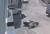 Bursa&rsquo;da otomobil ile motosikletin &ccedil;arpıştığı kaza kamerada
