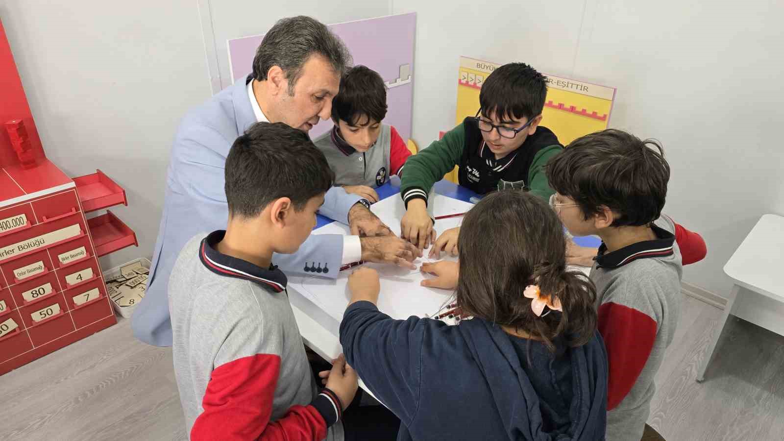 &Ccedil;ocuklar binlerce kişinin bilmediği Pi sayısını oynayarak &ouml;ğrendiler
