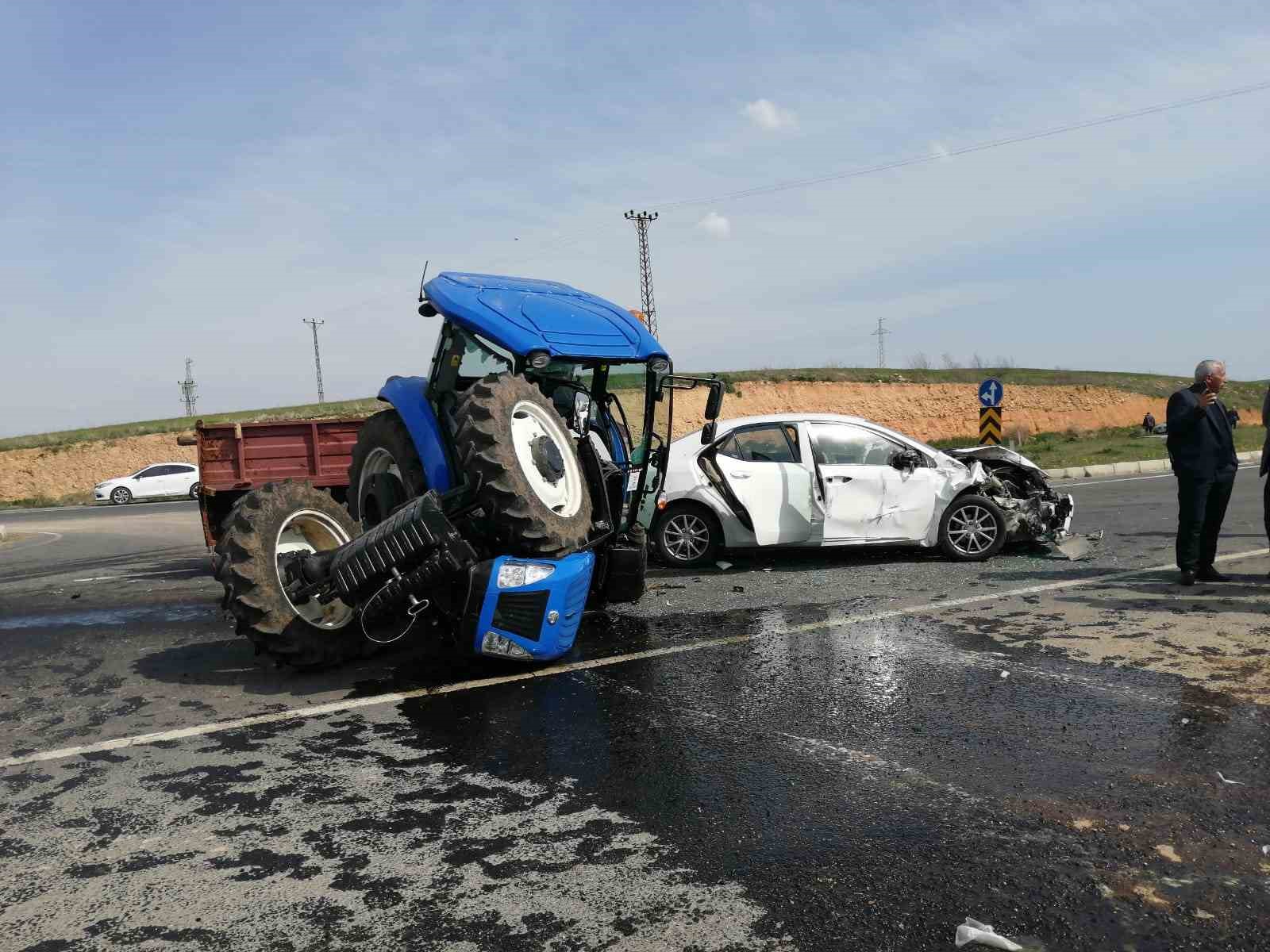 Diyarbakır’da otomobil ile traktör çarpıştı: 5 yaralı