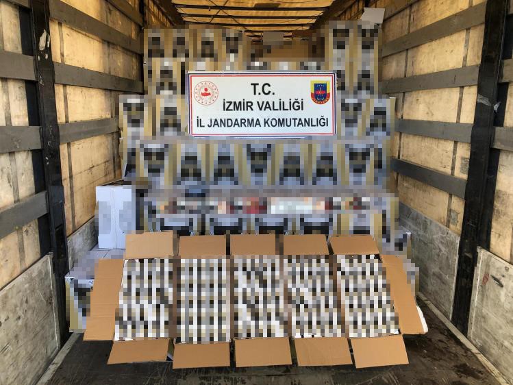 İzmir’de 10 milyon 350 bin adet sahte bandrollü makaron ele geçirildi
