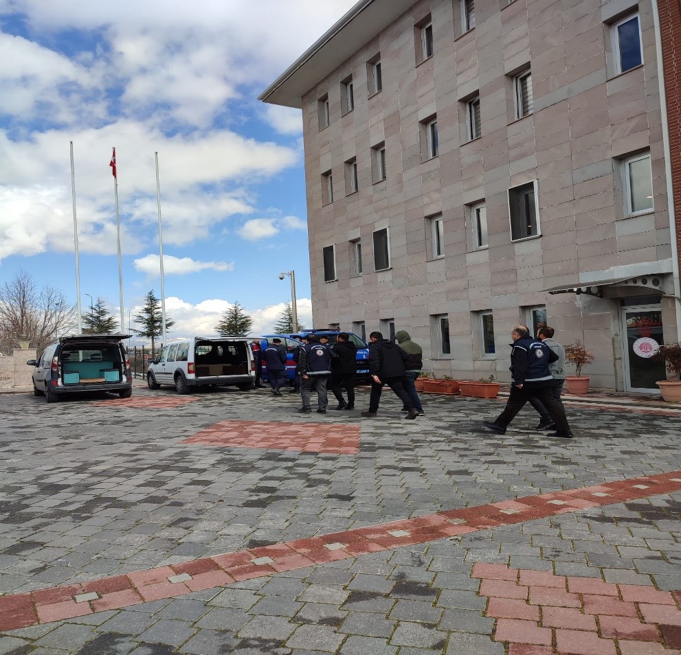 Isparta&rsquo;da g&ouml;&ccedil;men ka&ccedil;ak&ccedil;ılığından 3 kişi tutuklandı
