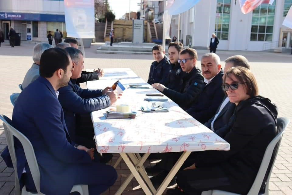 Kaymakam ve Başkan broşür dağıtıp bağımlılığa dikkat çekti