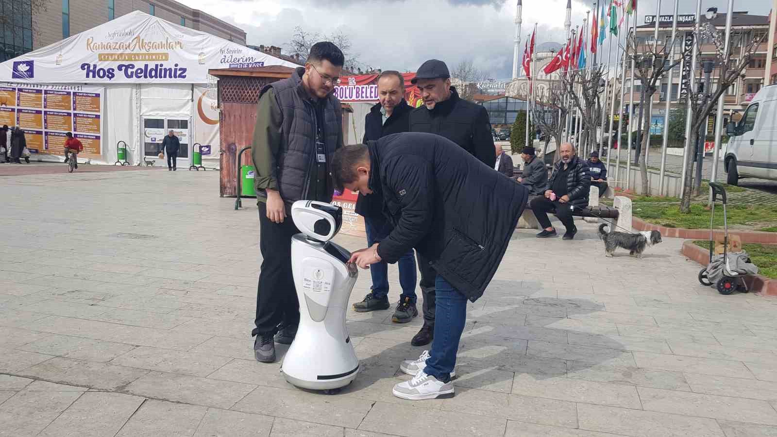 Bu robot seçmenlerin nabzını tutuyor
