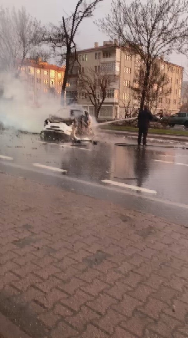 Kazada savrulan elektrikli otomobil alev alev yandı