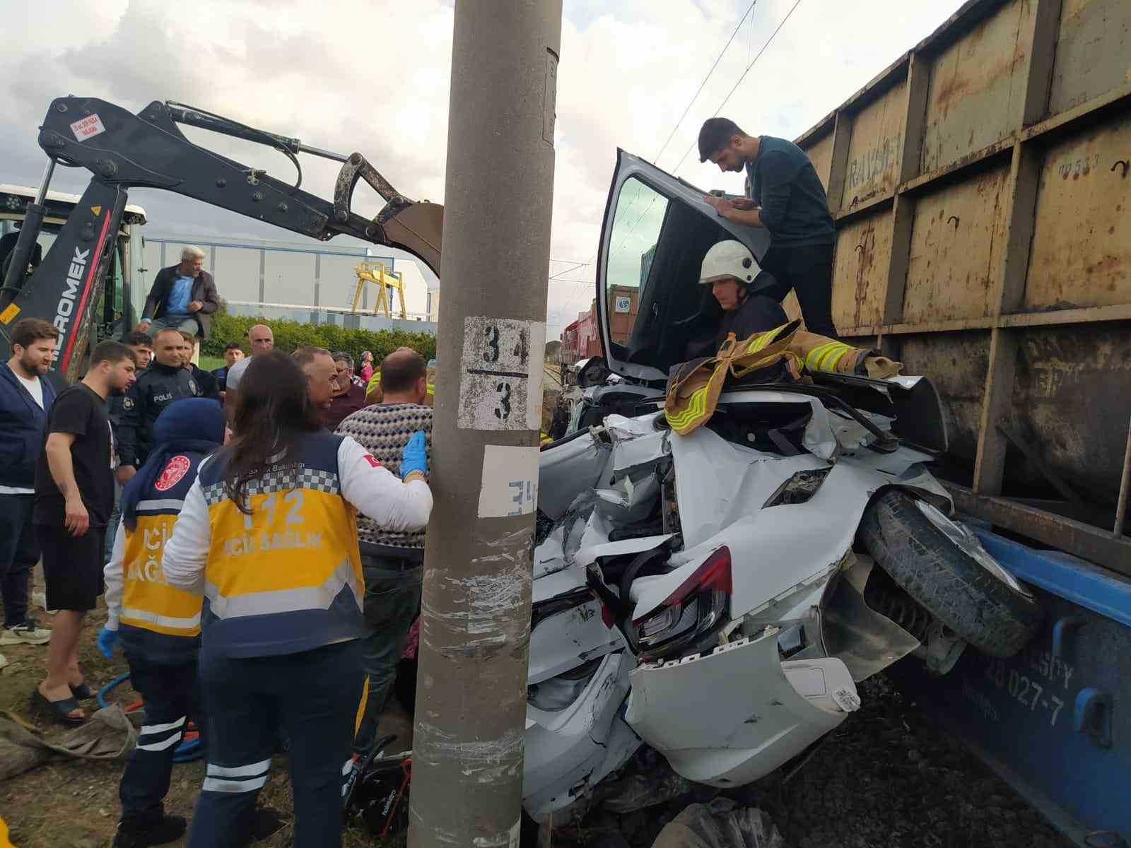 Hatay’da feci kaza: Trenin çarptığı araç hurdaya döndü, sürücü ağır yaralandı