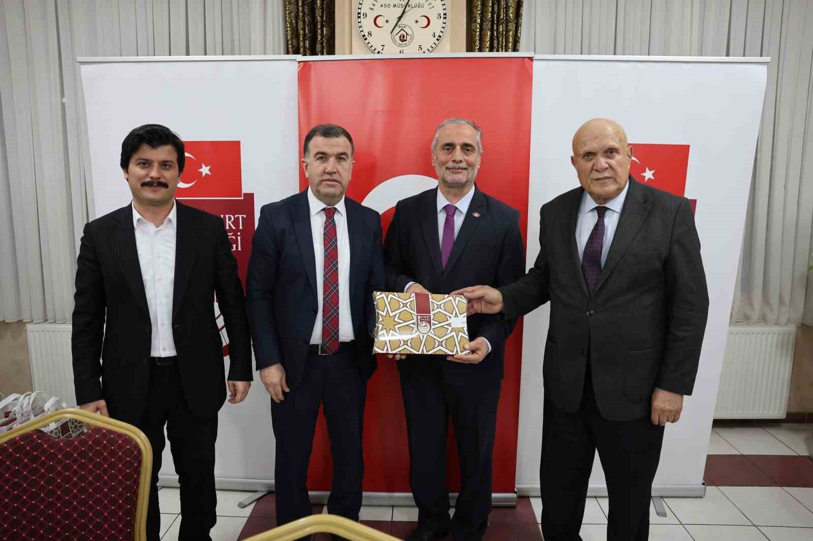 Vali Eldivan kurum amirleriyle iftar programında bir araya geldi
